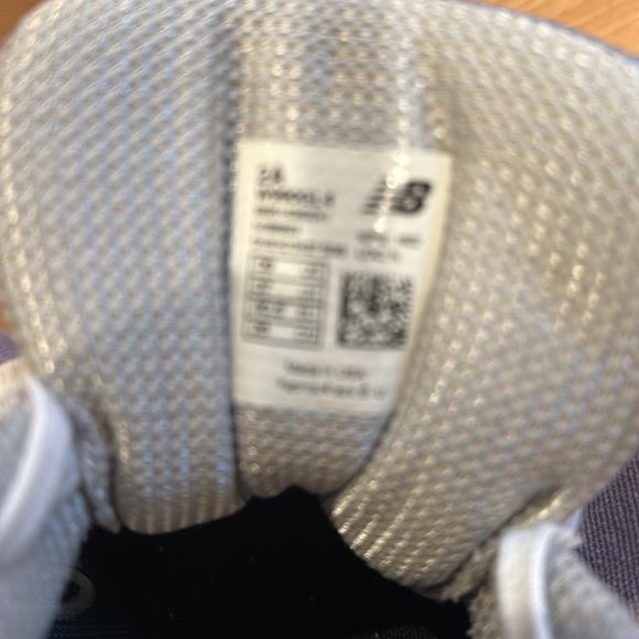 Classic New Balance running shoes in hard to find narrow width. - Picture 4 of 5
